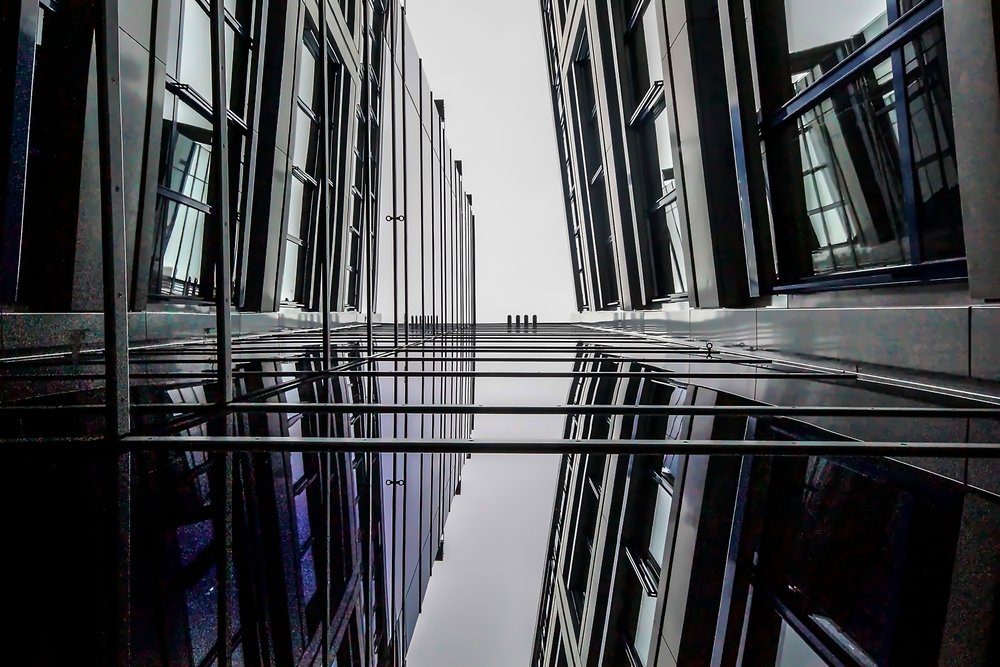 011-zwischen zwei Gebäuden.jpg