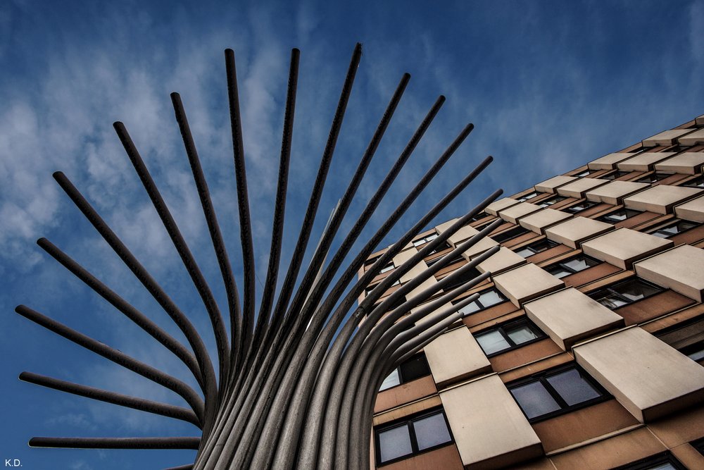 Hochhaus mit Skulptur.jpg