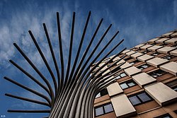 Hochhaus mit Skulptur.jpg