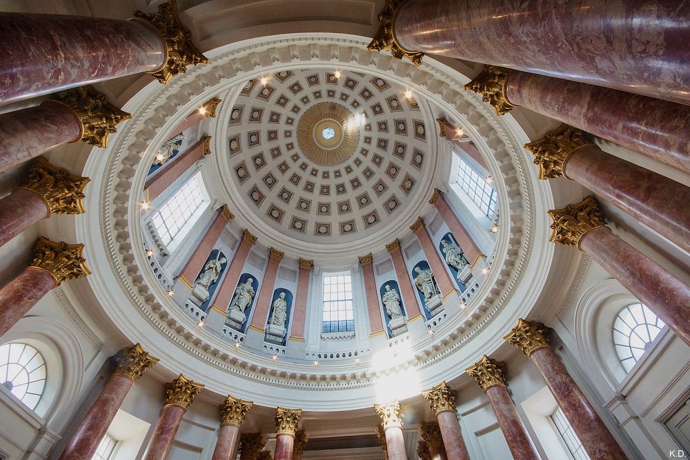 auf Säulen getragen.jpg