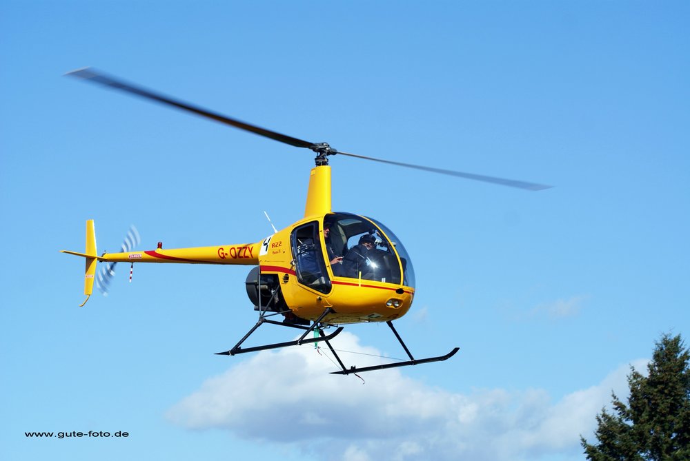 Robinson R22 - G-OZZY.jpg