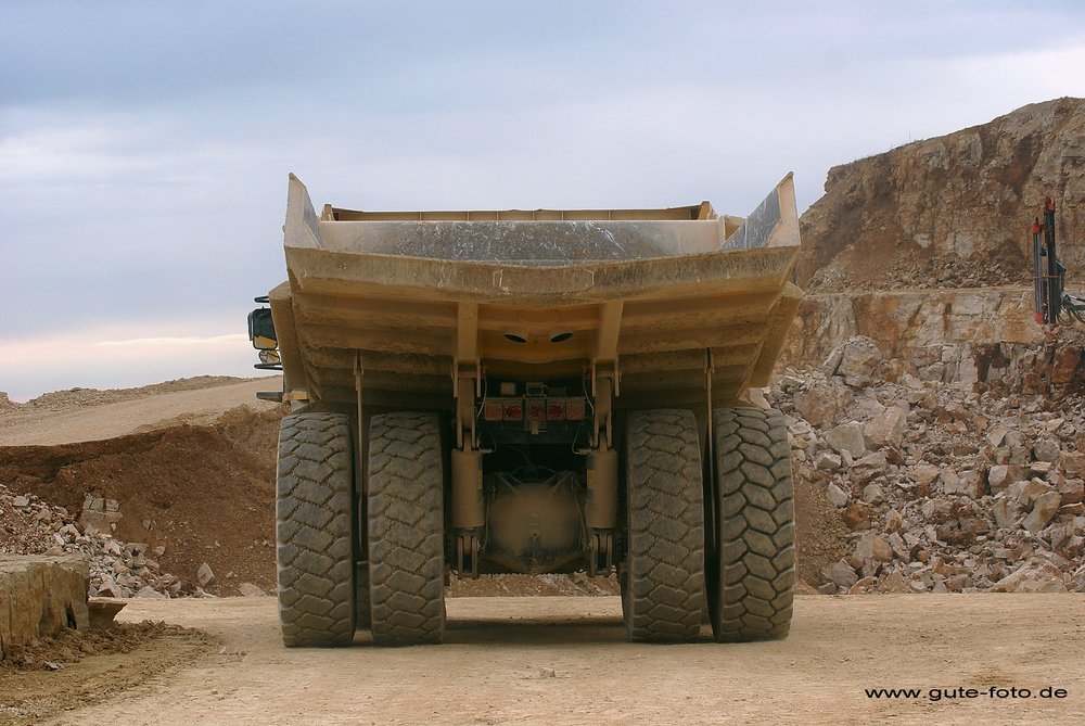 KOMATSU-HD-605-1.jpg